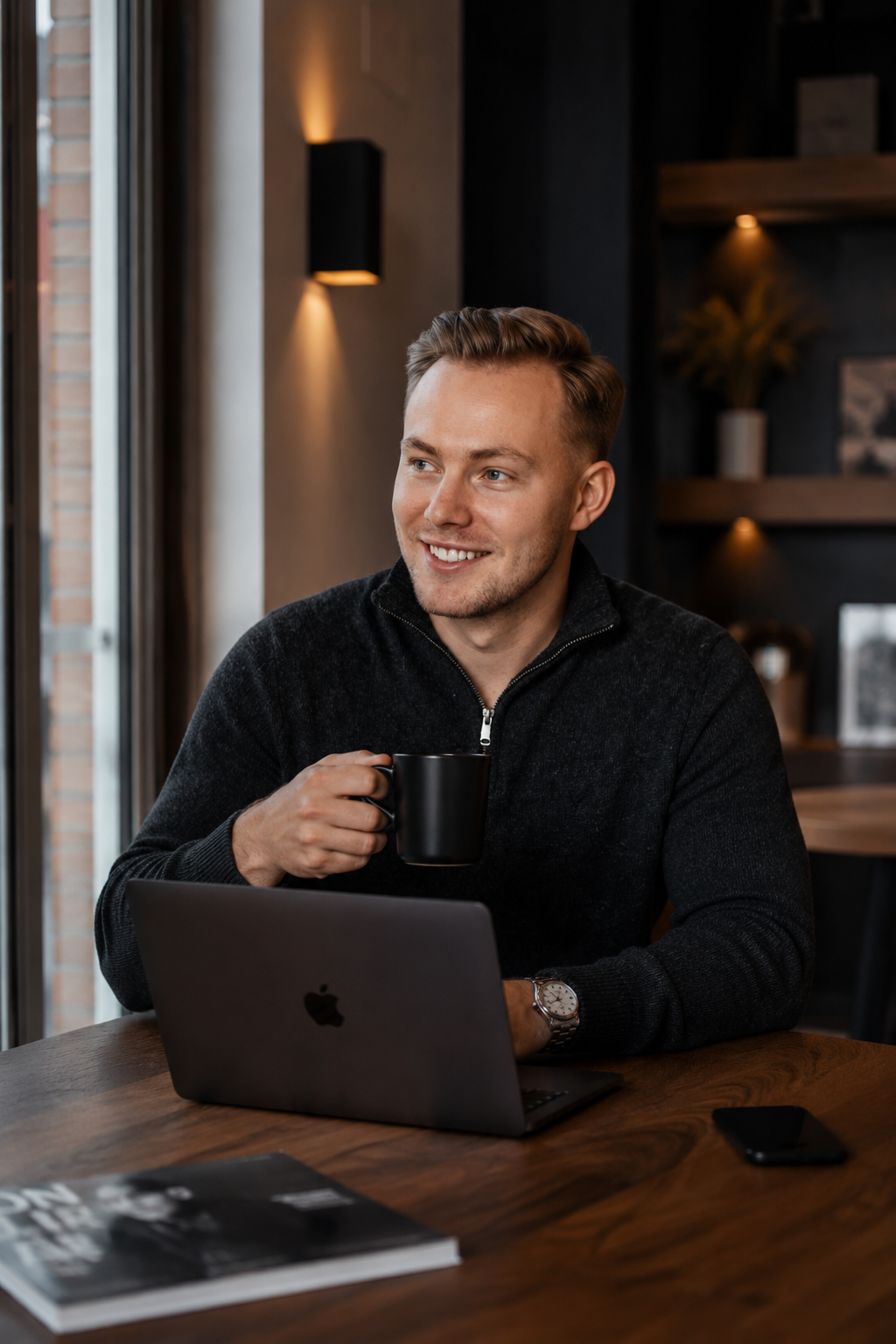 Jan Beckmann im Café mit Laptop, Versicherungsmakler aus Hannover